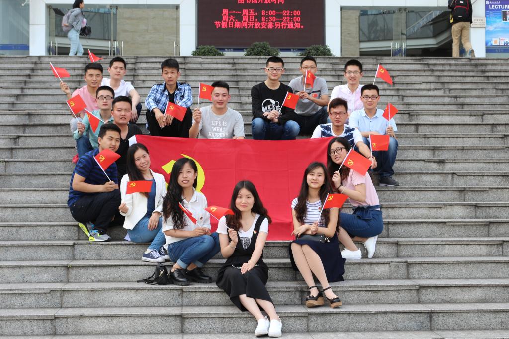 支部成员图书馆门前合影