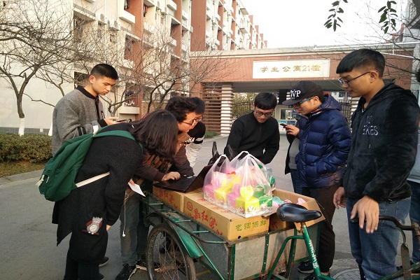 协会成员送苹果