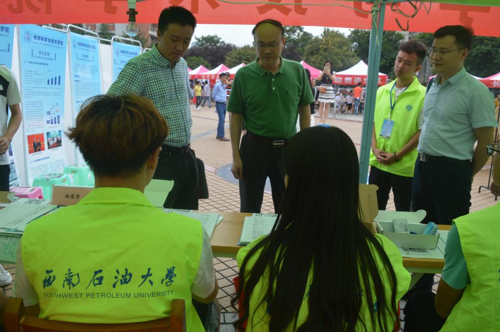 朱江书记等领导慰问迎新工作人员