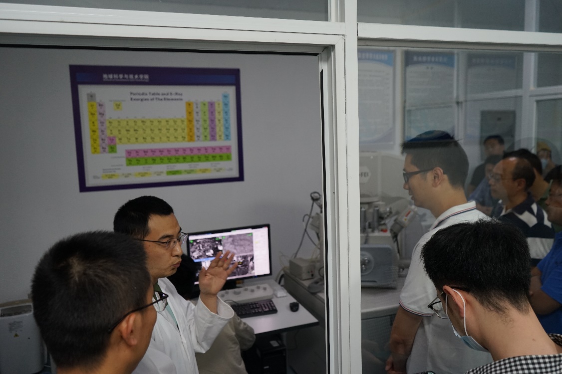说明: G:\实验室\新闻\2021.5.25四川省重点实验室开放——东方物探培训班\DSC04674.JPG 说明: G:\实验室\新闻\2021.5.25四川省重点实验室开放——东方物探培训班\DSC04674.JPG