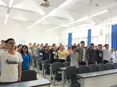 党员同志重温入党誓词