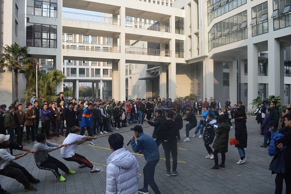 拔河比赛现场