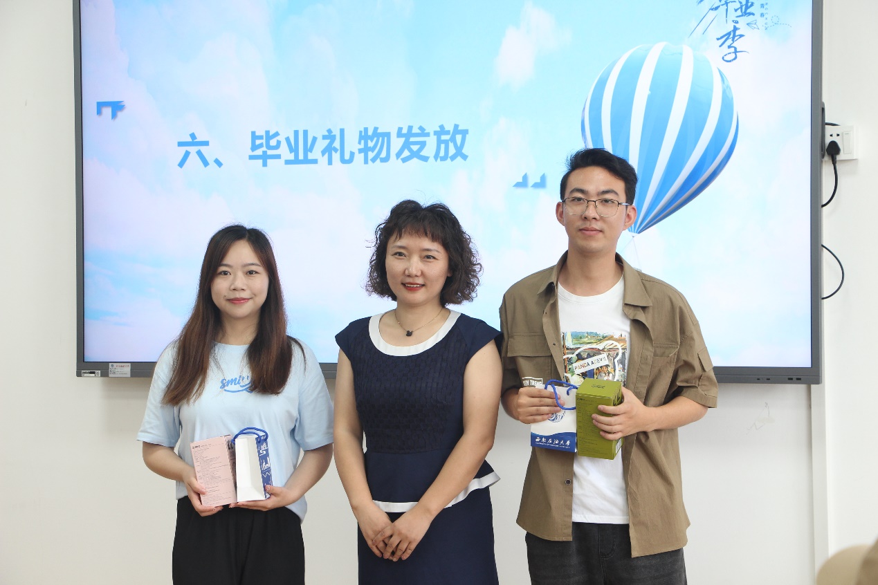 男人和女人站在标志旁边描述已自动生成