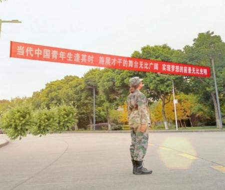 人站在路上中度可信度描述已自动生成