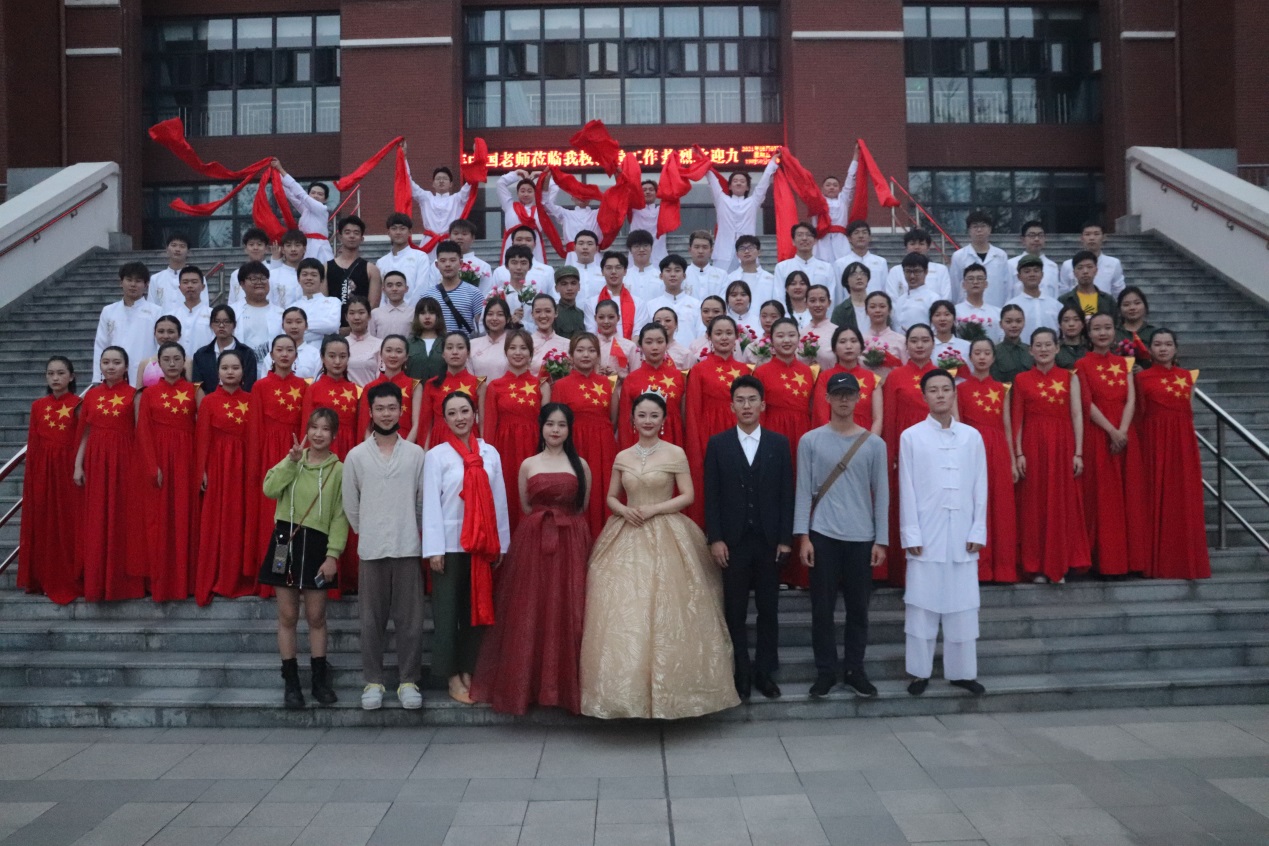 说明: G:\活动照片、视频\新都一中演出 没有共产党就没有新中国\照片\未命名导出\IMG_8860.JPG