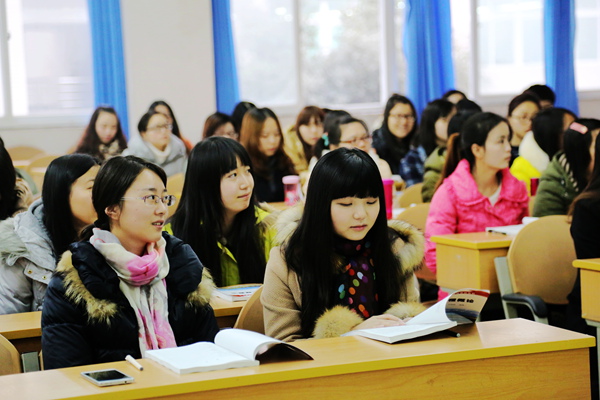 同学们在认真听讲.2.JPG