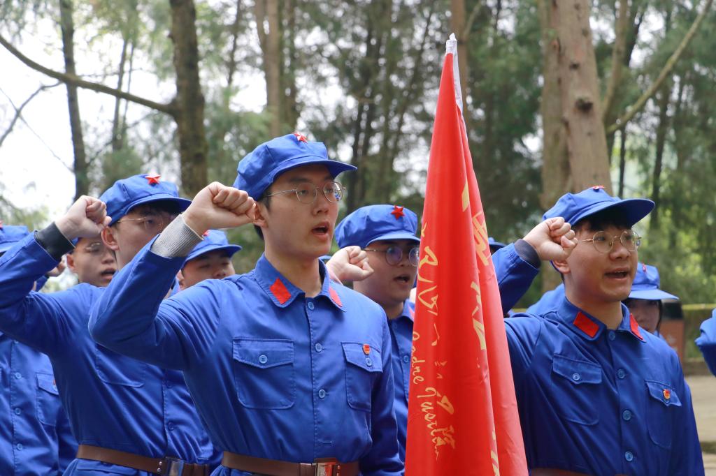 学员重温入团誓词.JPG 学员重温入团誓词.JPG