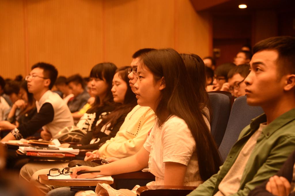 同学们认真听课