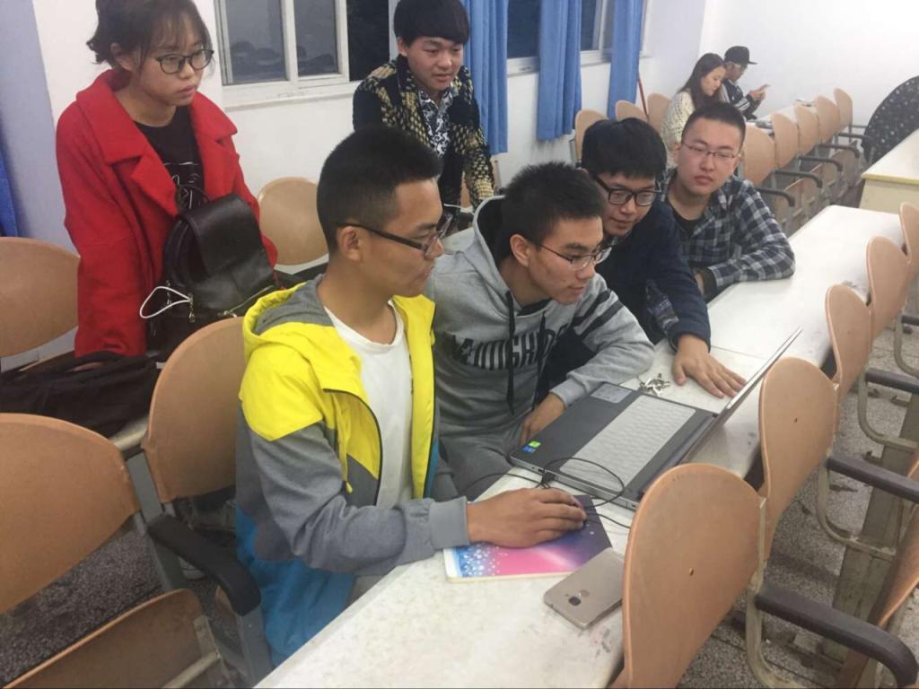 图为支部成员正进行台词串接工作
