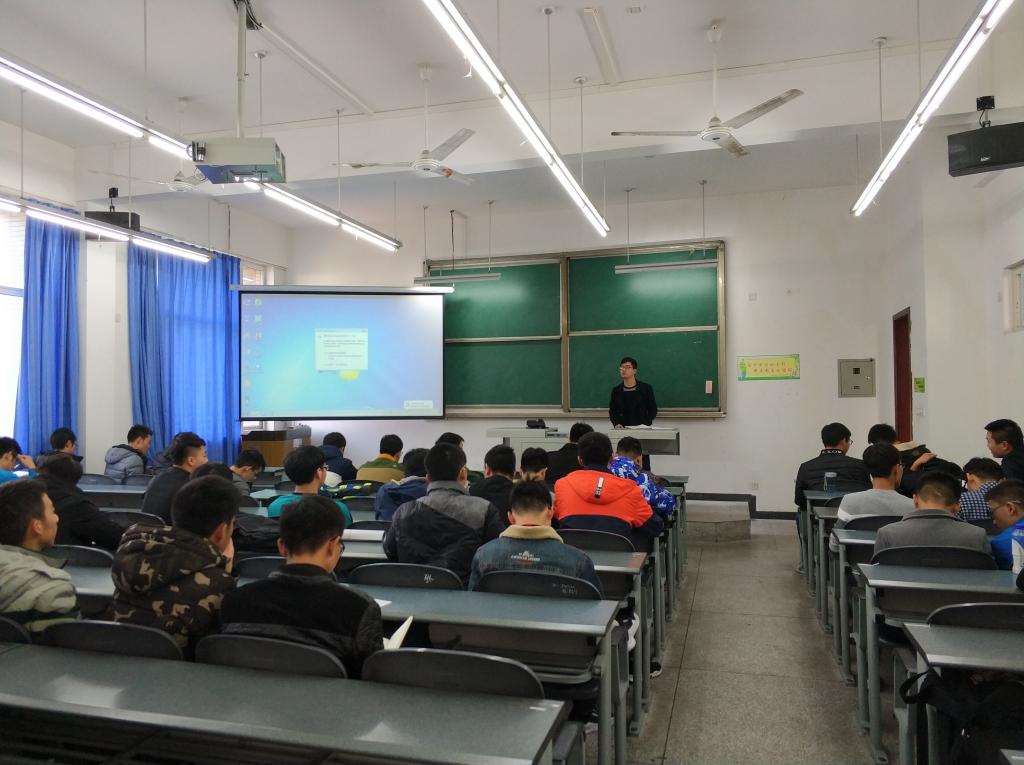 同学们在认真听