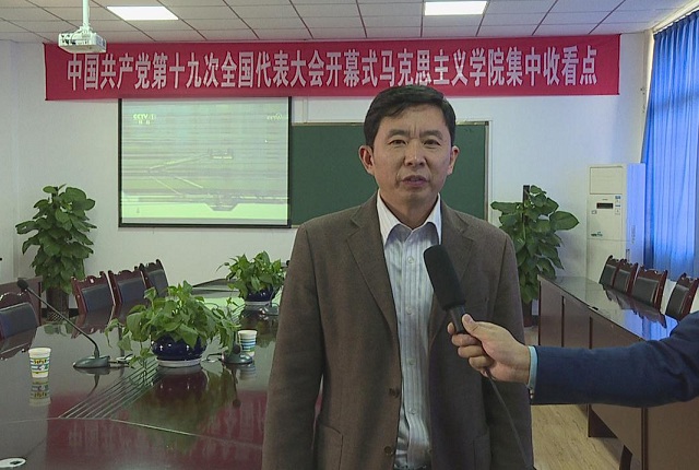 张小飞院长 接受学校电视台采访