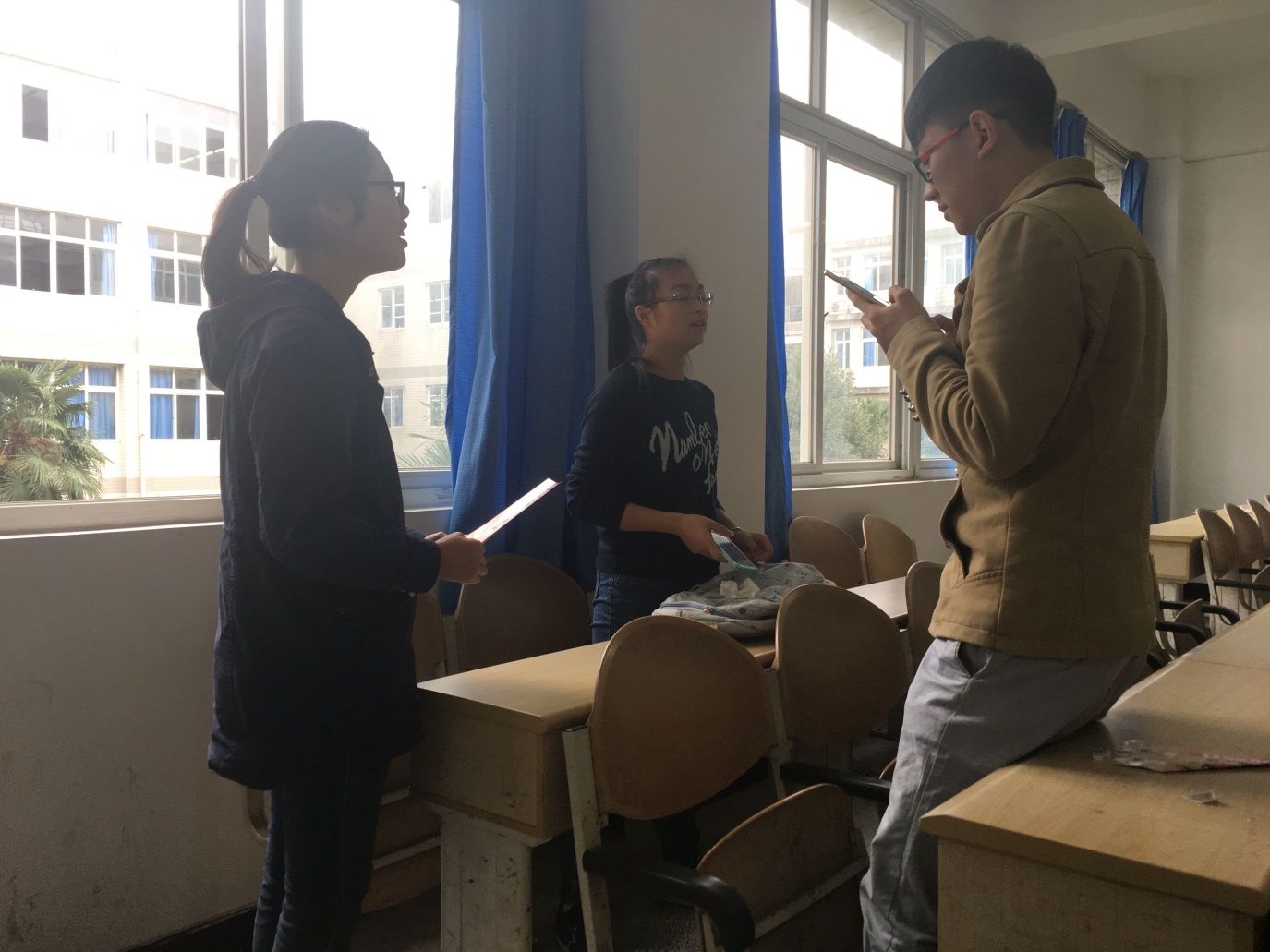 图1.正进行小组排练
