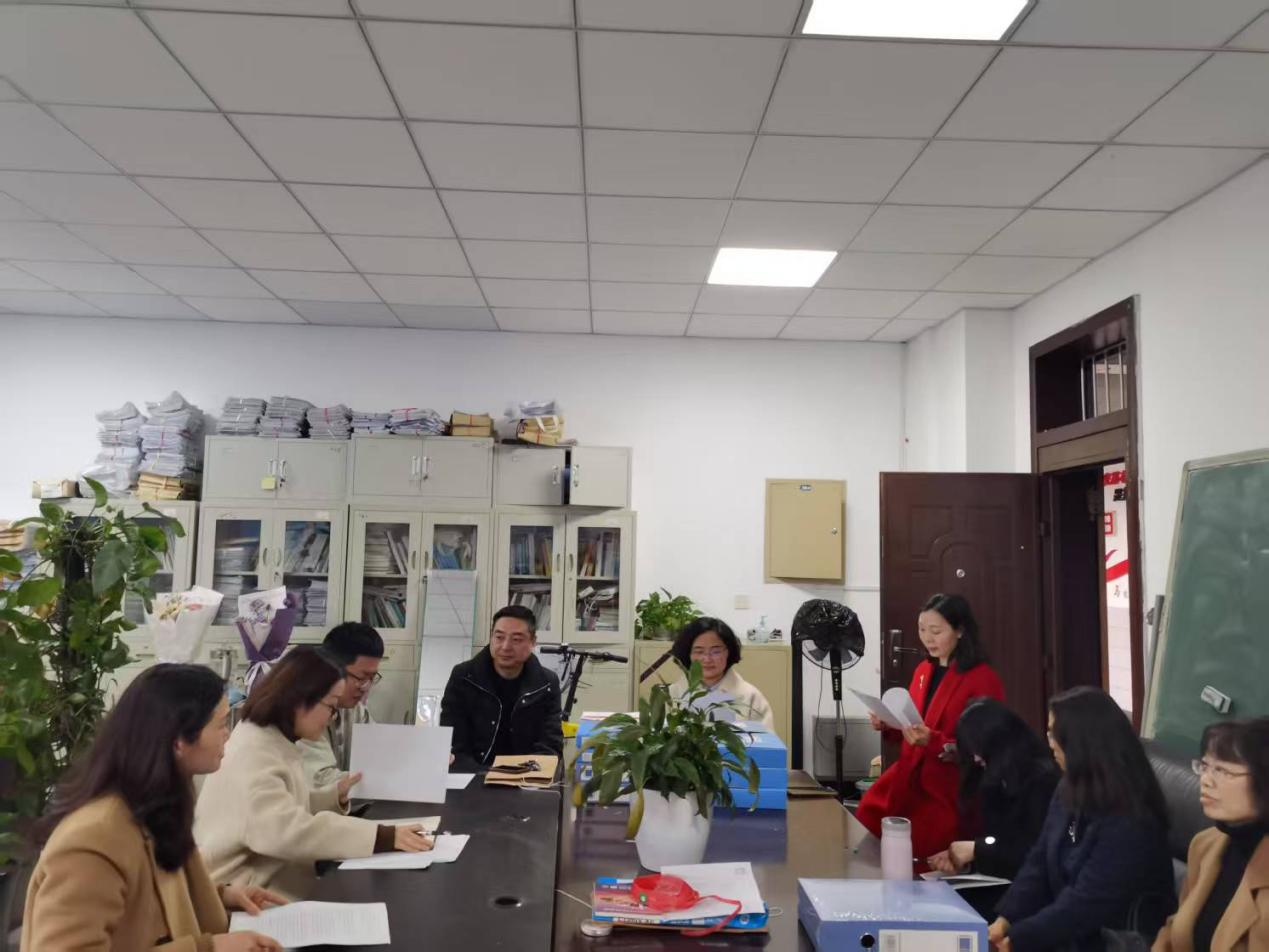 一群人在餐厅里AI 生成的内容可能不正确。