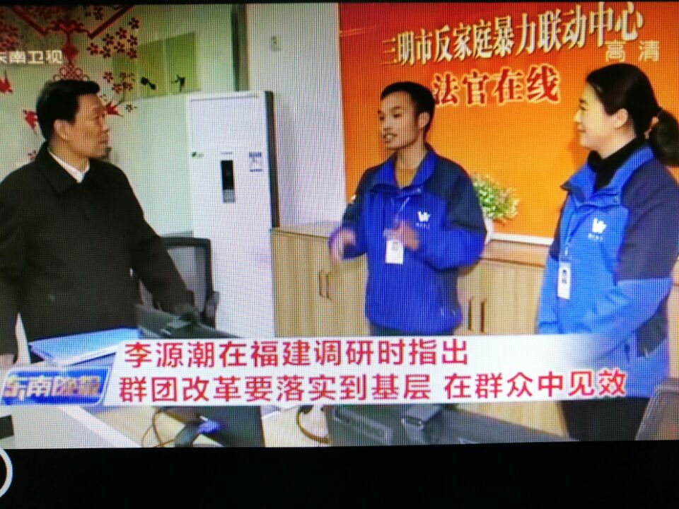 中间这位是我院2015届毕业生张河亮