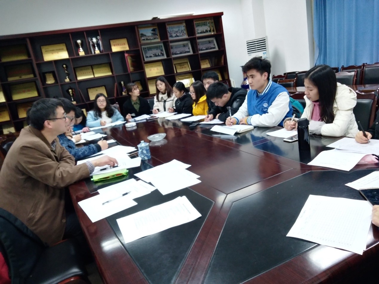 支部成员在会上进行民主评议