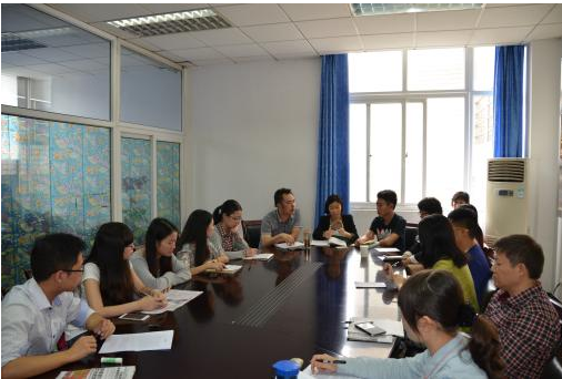 学院党委书记许亚平和俄语师生党员座谈场景