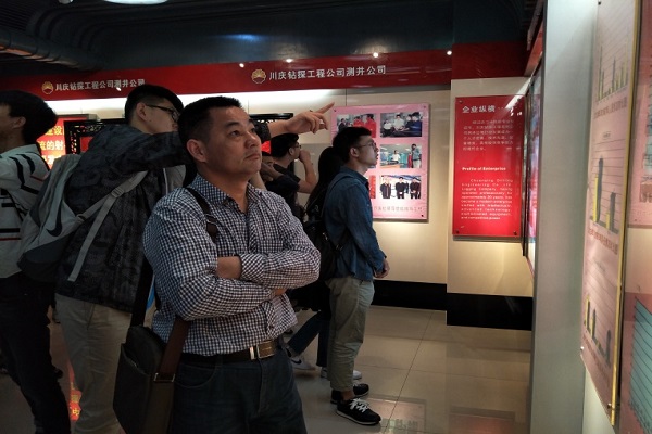 参观公司展厅