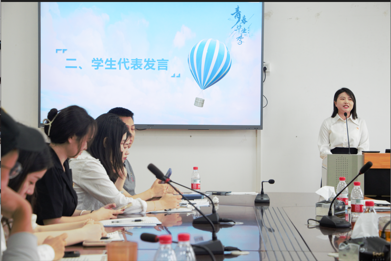 一群人坐在桌子前描述已自动生成
