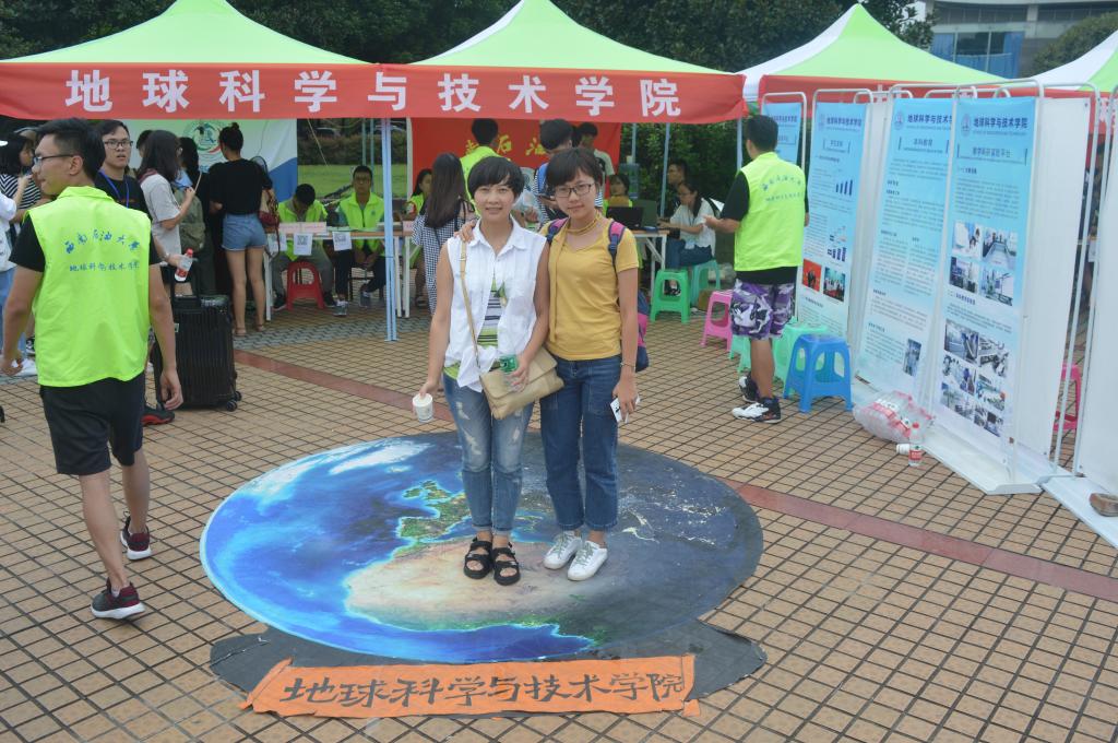 新生在“时光留影”处合影