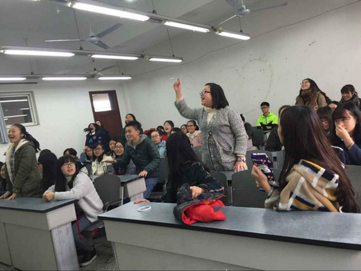积极抢答的同学们