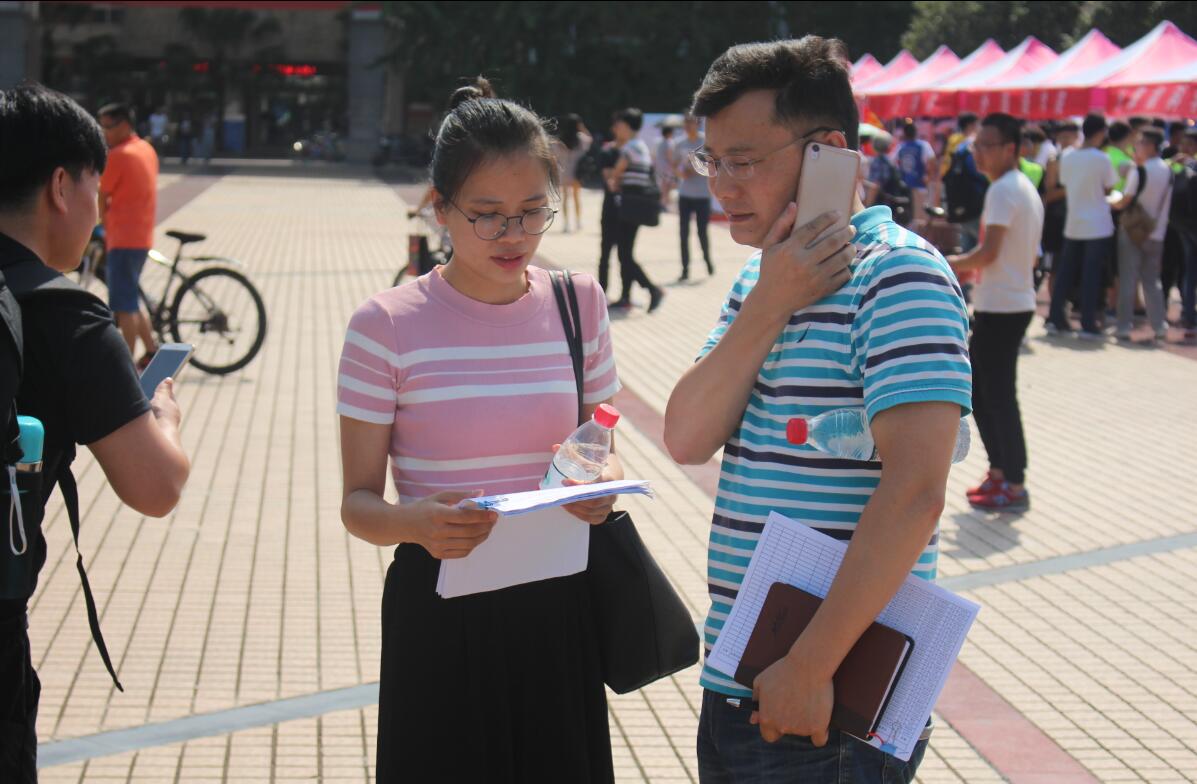 辅导员来检查新生报道情况