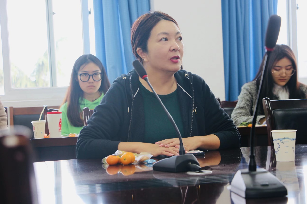 女人坐在桌子前低可信度描述已自动生成