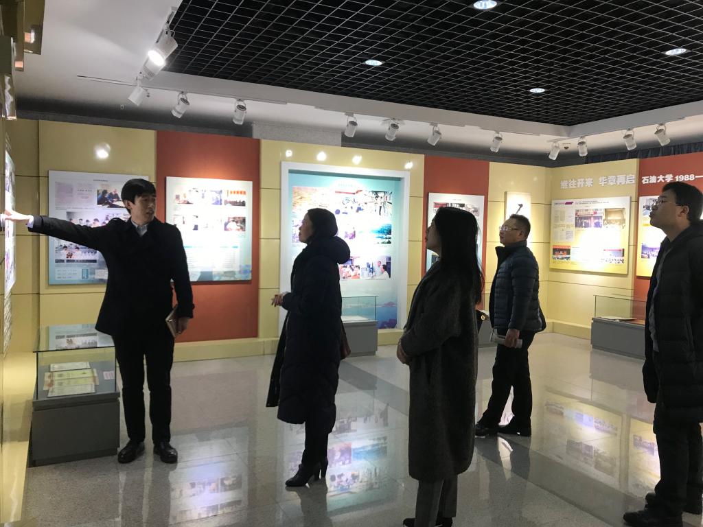 中国石油大学(华东)团委书记张展带领红宝石官方网站hbs123团委一行参观校史馆