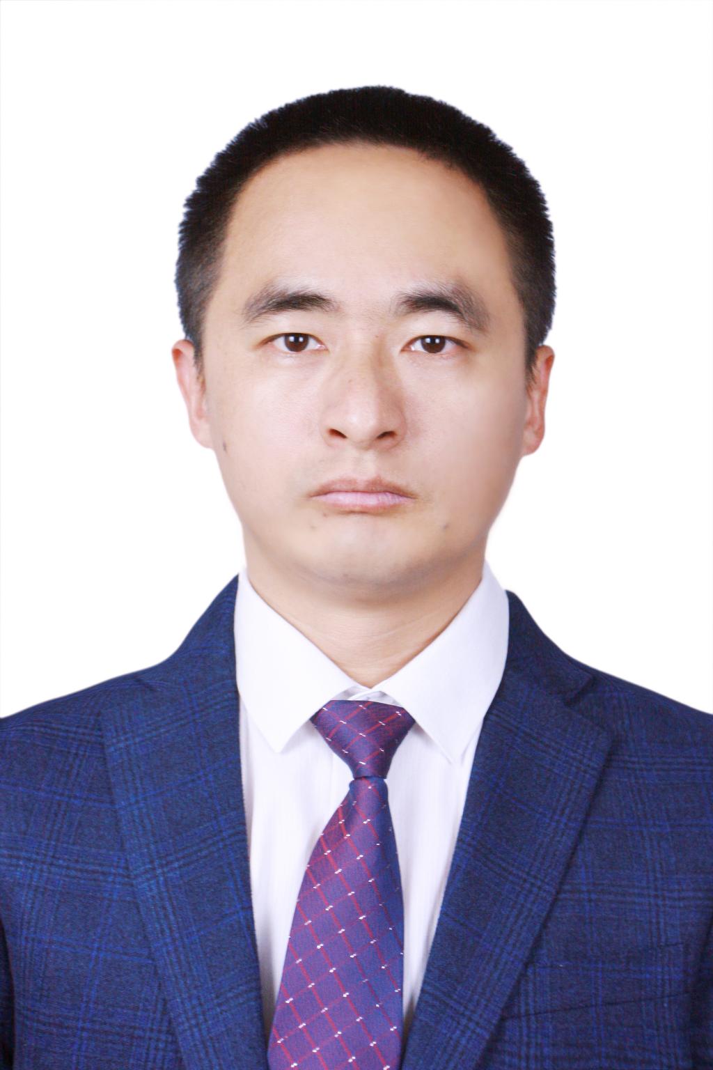 张浩西装照20220313