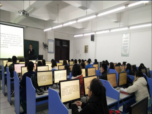 同学们认真聆听