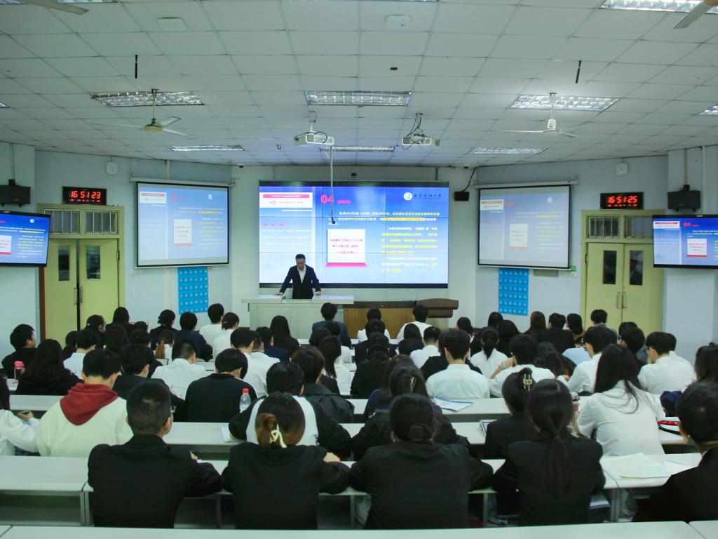 范起东为全体学员讲授党课.jpg 范起东为全体学员讲授党课.jpg