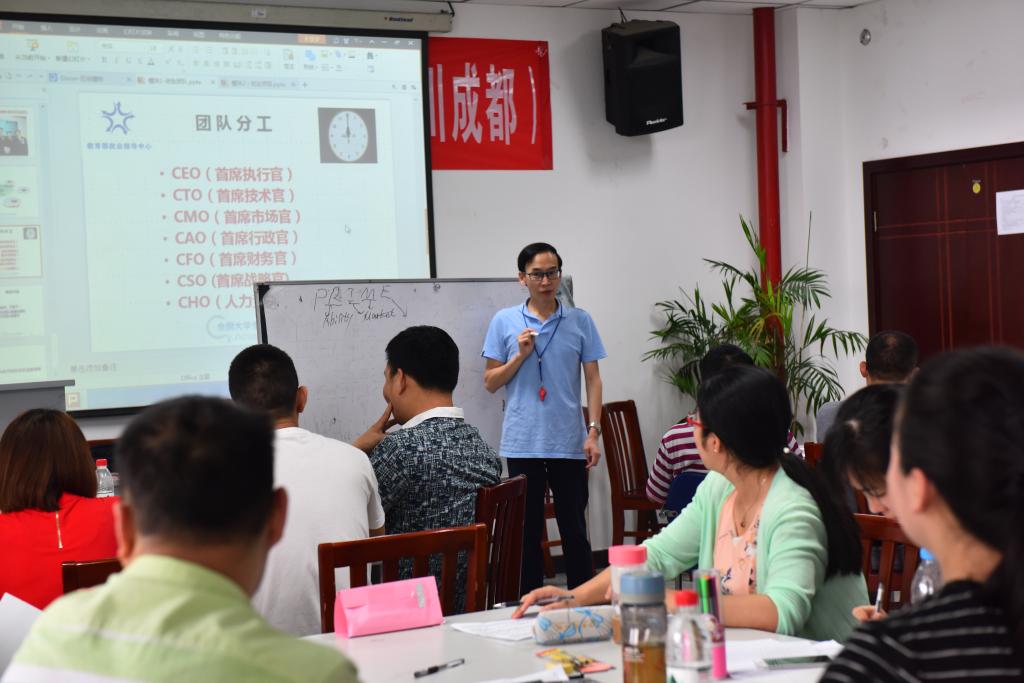 中国青年政治学院副教授刘帆认真授课
