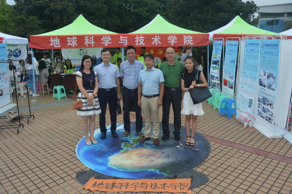 领导在“时光留影”处合影