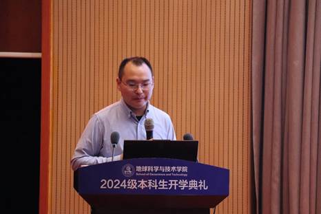 图片包含 窗帘, 前, 男人, 站描述已自动生成 图片包含 窗帘, 前, 男人, 站描述已自动生成