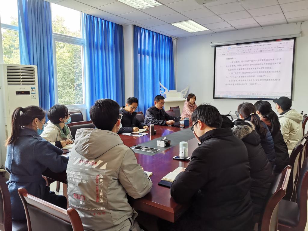 集体认真学习.jpg 集体认真学习.jpg