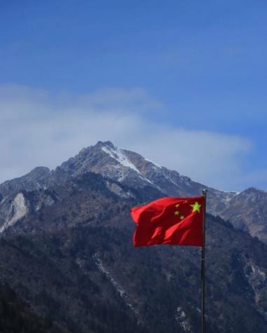 山上的旗子中度可信度描述已自动生成