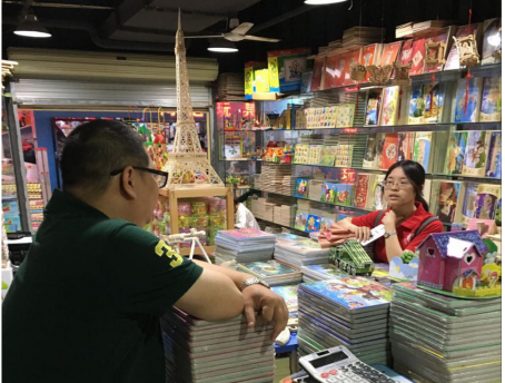 图3:实践队对拼装玩具商家的采访