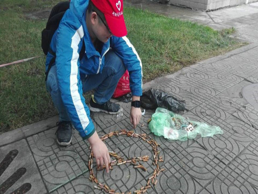 (志愿者在用烟头摆造型)