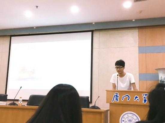 孙霓源在向大家分享易班建设经验