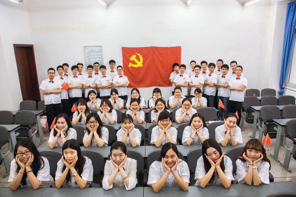 我与党旗合个影——教室