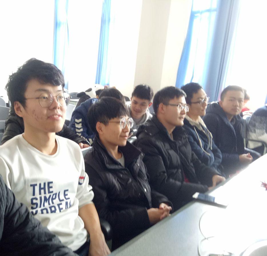 同学们认真听讲