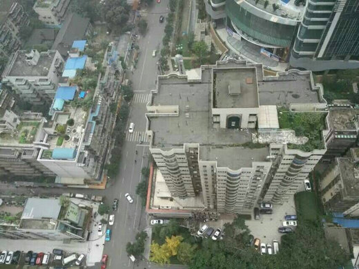 在公司内向下拍照