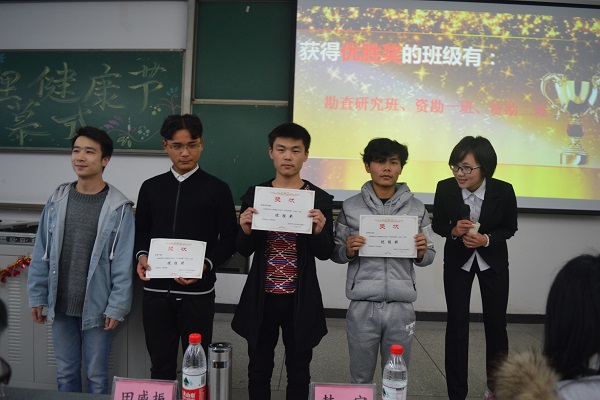 获奖班级上台领奖