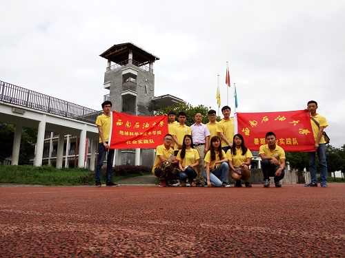 与校长合影