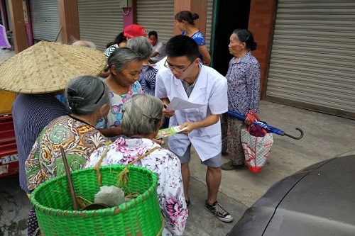 为老人宣传肺结核知识
