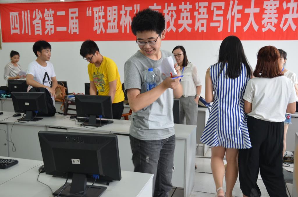 考完后的笑容