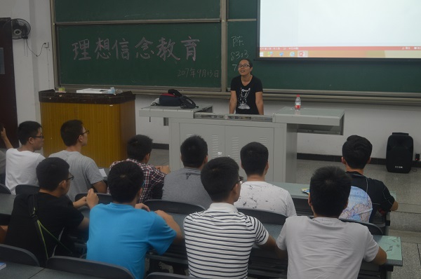 学生办公室主任张俊峰老师为大家讲解选课流程