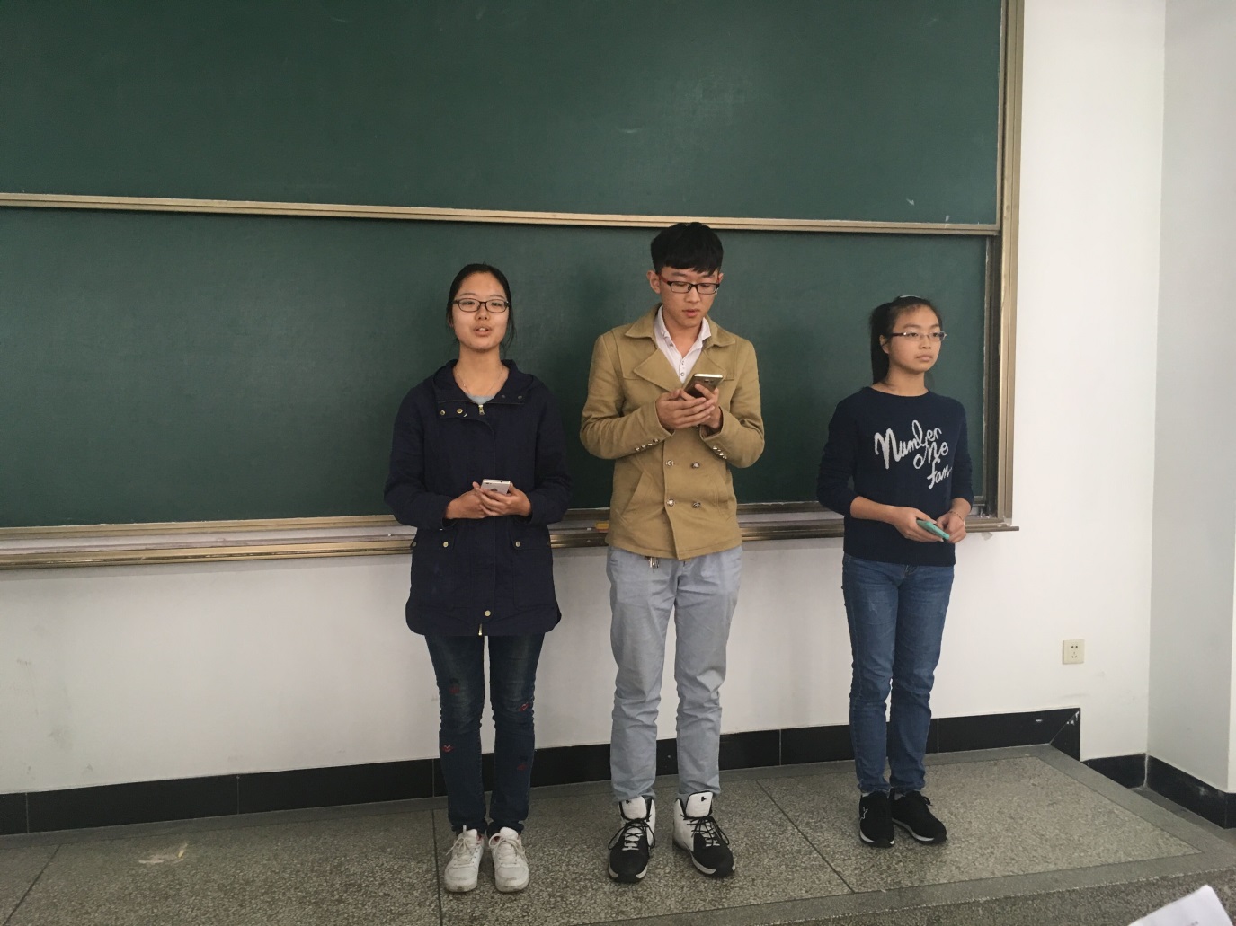 图1.正进行朗诵《石油之子——献给王进喜》
