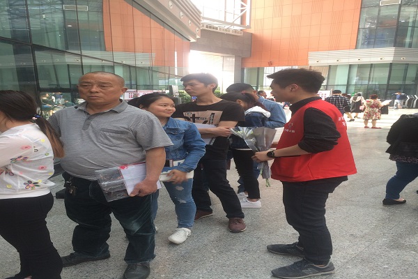 志愿者慰问群众