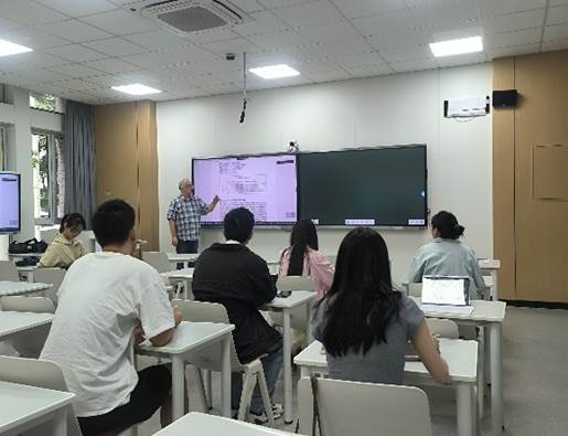 会议室里的人们AI 生成的内容可能不正确。