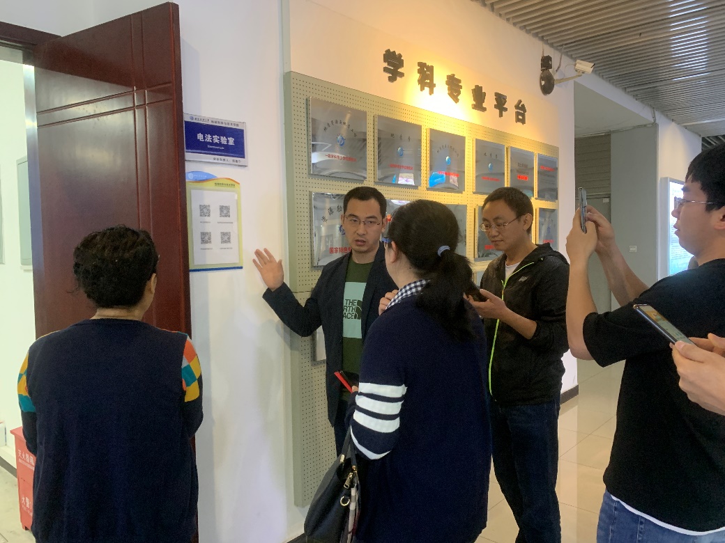 说明: G:\实验室\新闻\2021.5.26机电院到我院实验中心就工程质量认证的实验室工作进行交流\IMG_7900.JPG 说明: G:\实验室\新闻\2021.5.26机电院到我院实验中心就工程质量认证的实验室工作进行交流\IMG_7900.JPG